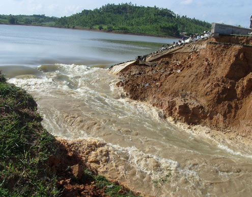 Đoạn[-]thân[-]đập[-]bị[-]vỡ[-]dài[-]khoảng[-]10[-]mét,[-]nước[-]chảy[-]xối[-]xả.[-]Ảnh:[-]Việt[-]Hùng